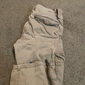 Cargo pants with zipper on bottom